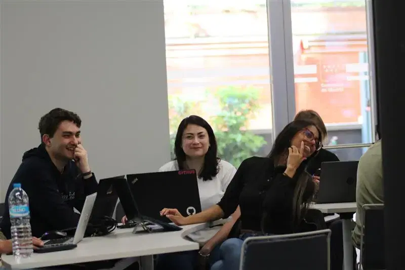 Foto de grupo de los asistentes al SecLabs Mobile Edition en Digitaliza Madrid