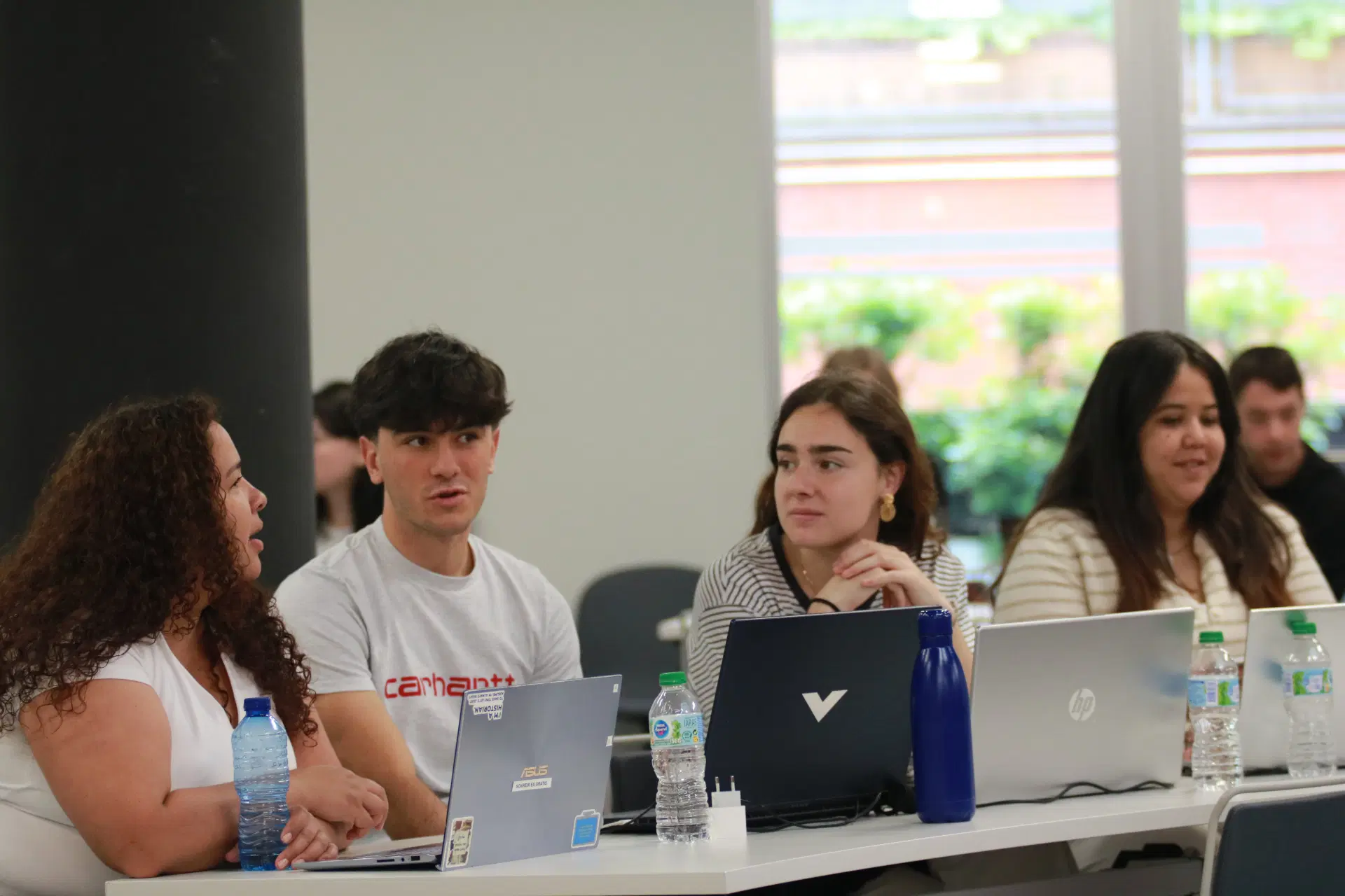 Asistentes trabajando sobre aplicaciones reales de startups durante la sesión Hackeando Startups del SecLabs Mobile Edition