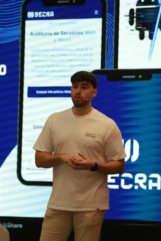 Javier Paradelo impartiendo la formación técnica de hacking ético móvil durante el SecLabs Mobile Edition